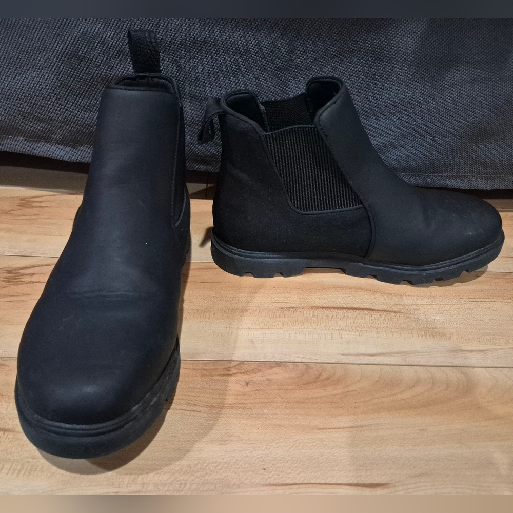 Native girls size 6J or women's size 8 Kensington Treklite boots